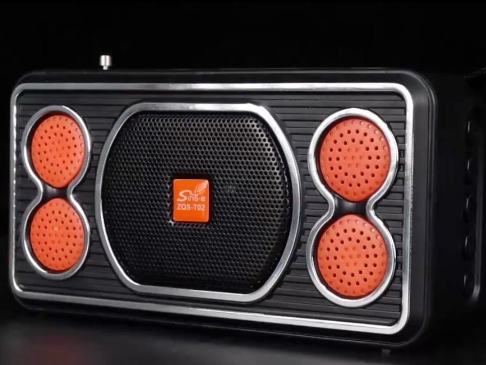 [36MKT-V02(04-05)02]-Solar Bluetooth Speaker w/ Flashlight & FM Radio(2)