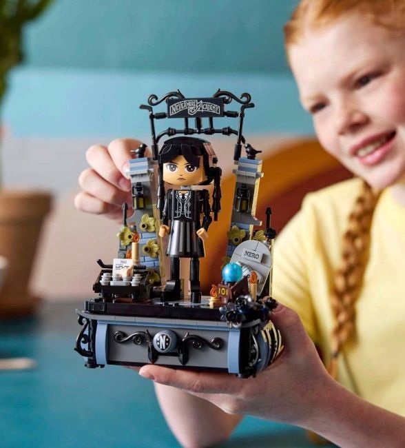 [36MKT-y010102a]-LEGO Wednesday Addams Set – 76780 Buildable Figure & Display Model (702 PCS) (1)